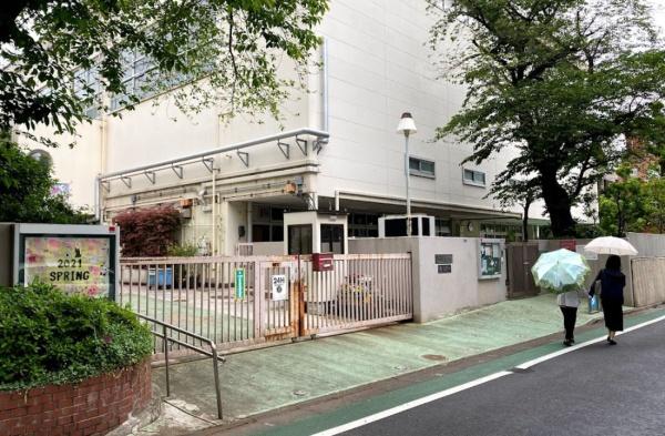 　渋谷区立鳩森小学校（小学校）／426m　