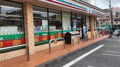 　セブンイレブン世田谷成城8丁目店（コンビニ）／572m　