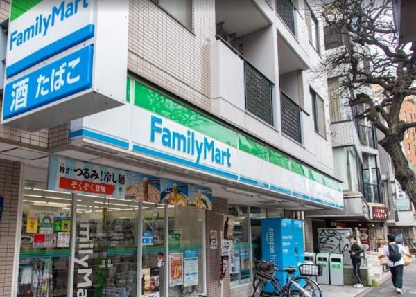 セボン駒沢大学　ファミリーマート上馬交差点前店（コンビニ）／440m　