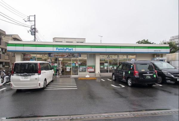 ロイヤルプラザ中野　ファミリーマート中野中央五丁目店（コンビニ）／516m　