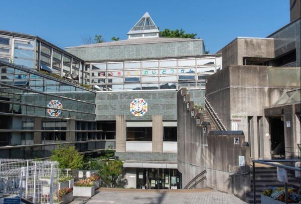 　世田谷区立上北沢図書館（図書館）／797m　