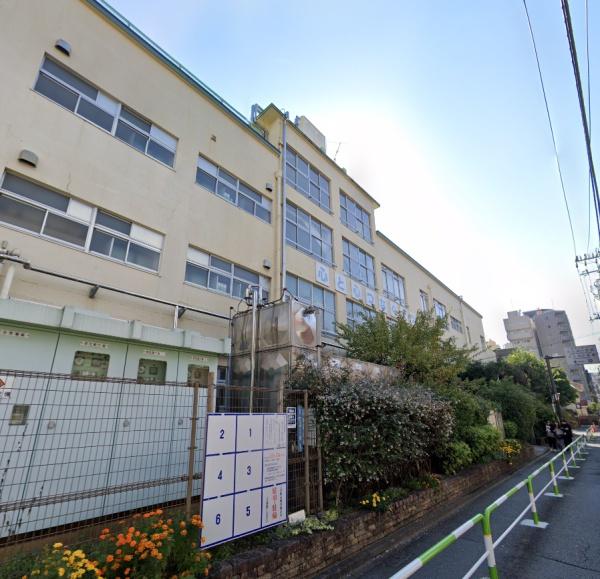 　新宿区立大久保小学校（小学校）／550m　