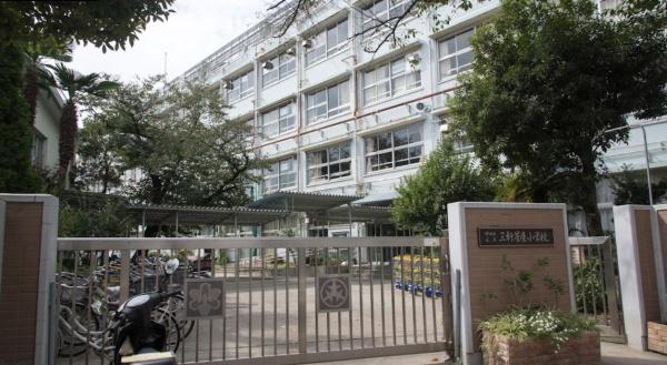 　世田谷区立三軒茶屋小学校（小学校）／184m　