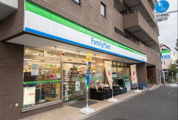 ザ・パークハウス代々木大山　ファミリーマート世田谷北沢四丁目店（コンビニ）／78m　