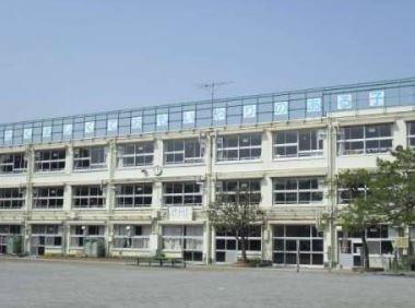 　世田谷区立池之上小学校（小学校）／704m　校舎改築のため令和２年４月より４年間、北沢中学校第２校舎（世田谷区北沢４－３２－２０：旧北沢小学校）を仮校舎とし、移転中