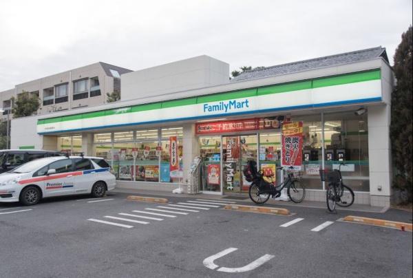 　ファミリーマート246世田谷桜新町店（コンビニ）／68m　