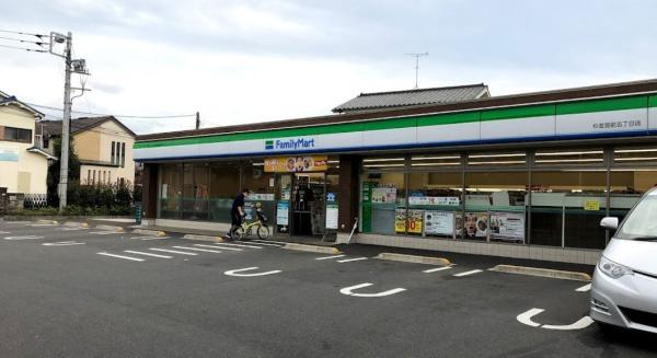 藤和南荻窪二丁目ホームズ　ファミリーマート杉並宮前五丁目店（コンビニ）／851m　